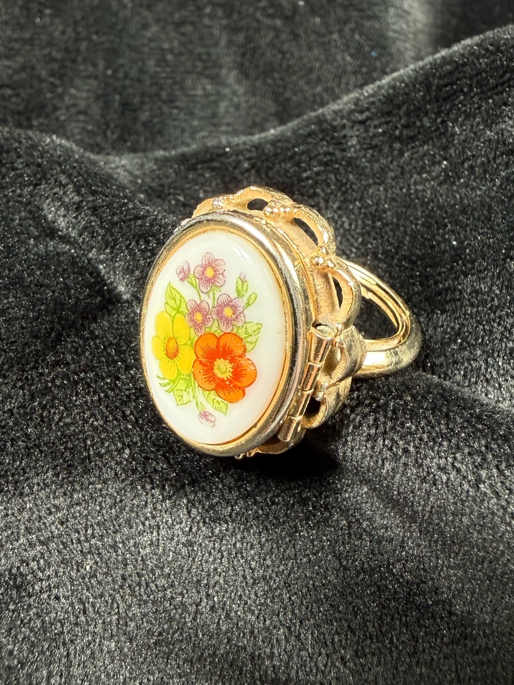 Vintage 70’s Avon “French Flowers” Porcelain Locket ring.
